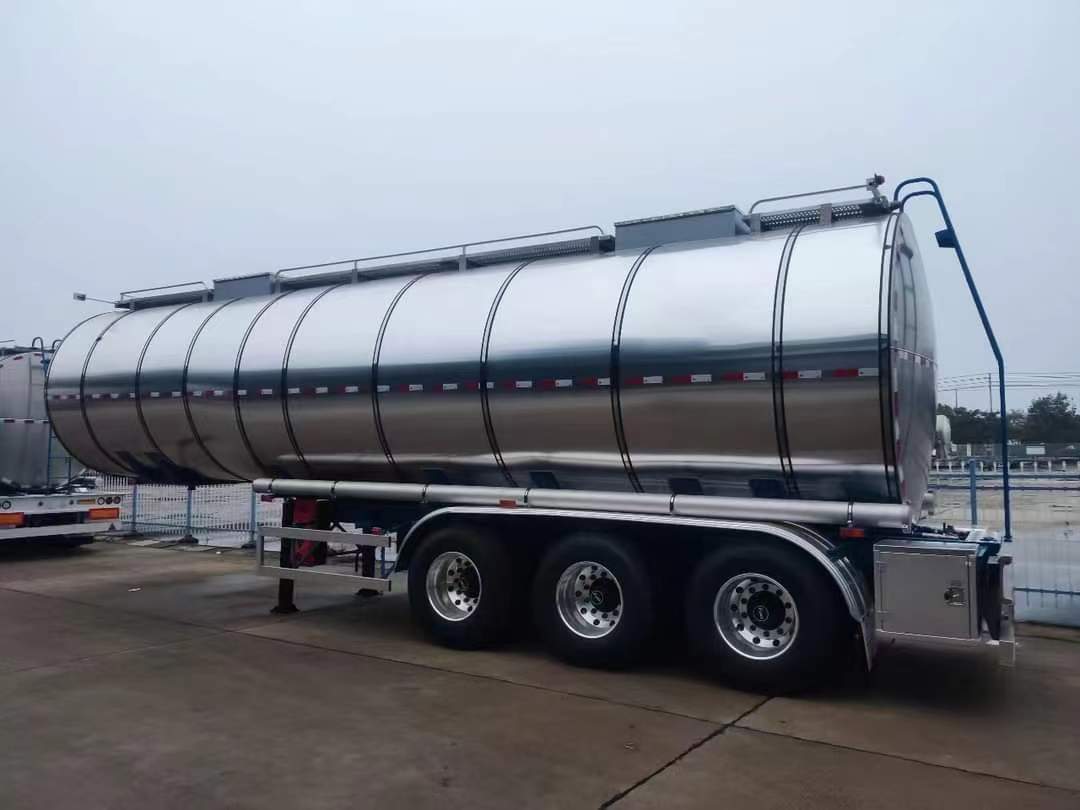 32.8 cubic meter oil tank transport semi-trailer